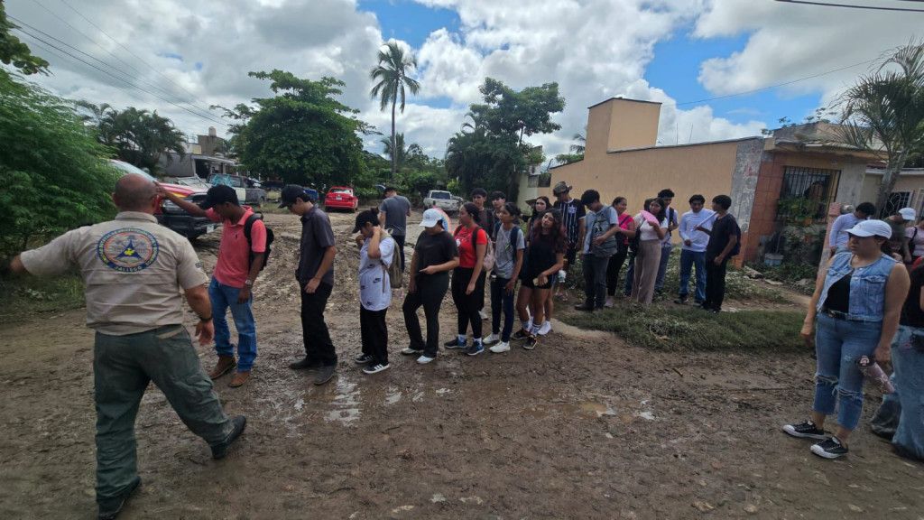 Personal de Protección Civil frente a fila de personas evacuadas